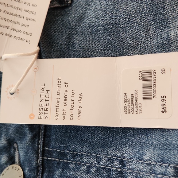 Lane Bryant Distressed Blue Cropped Flower Embroidered Detail Denim Sz 20 - Picture 11 of 16